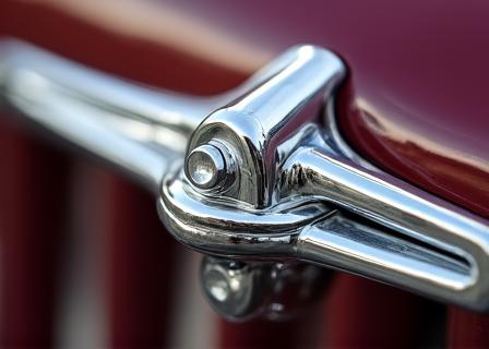 Dettaglio cromato di un'auto d'epoca rara
